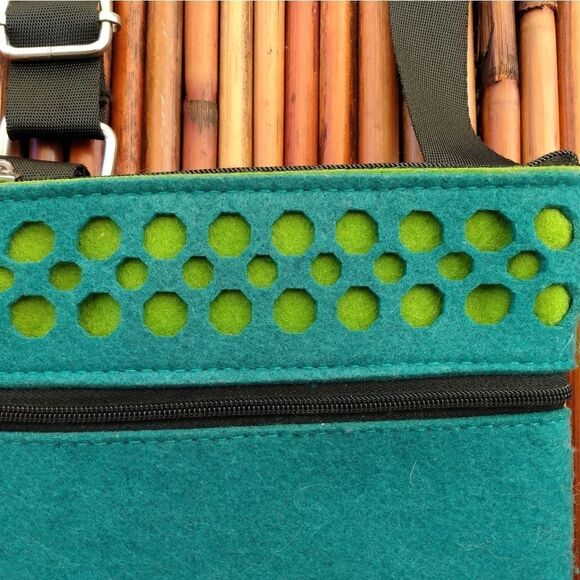 NWOT UNIQUE BOUTIQUE Modern Felt Teal/Lime Green 2 Zip Pockets Adjustable Strap - Picture 8 of 11